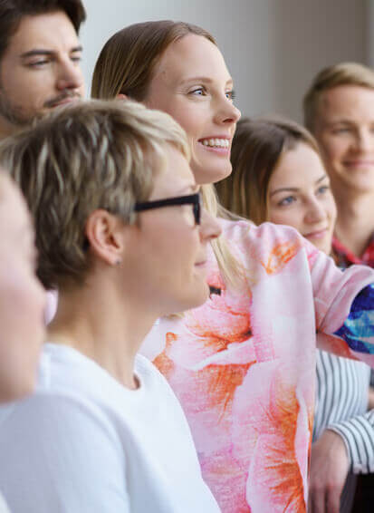 Kursangebote Menschen nehmen an einem Kurs teil